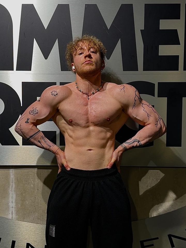 Samu im Gym, Front Double Biceps