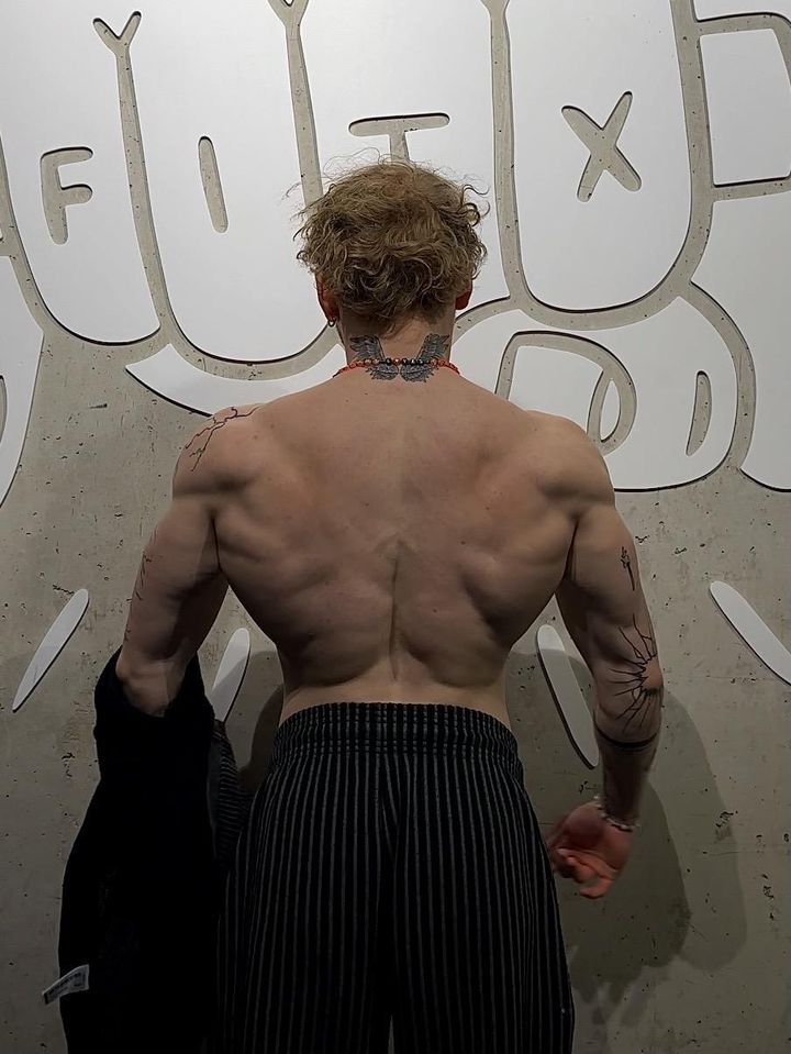 Samu im Gym, Rückenansicht