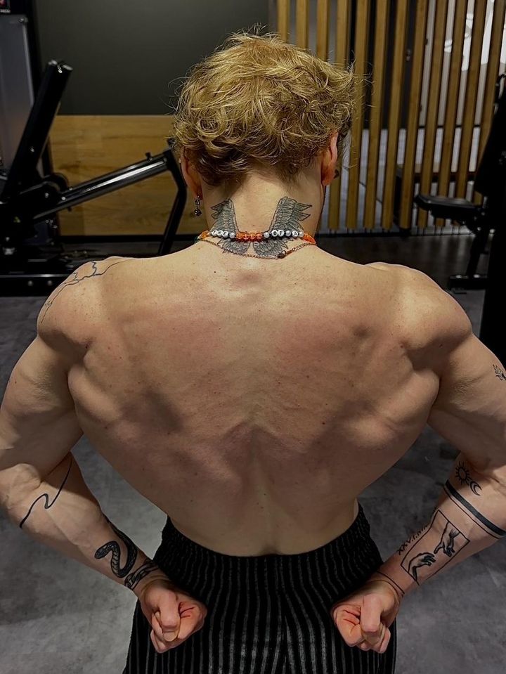 Samu im Gym, Rückenansicht